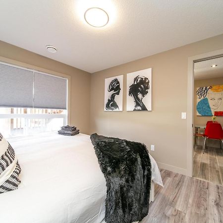 Stylish Chic Home - King Bed - Free Parking & Netflix - Fast Wi-Fi - Long Stays Welcome Edmonton Exterior photo