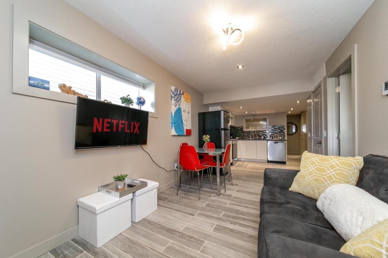 Stylish Chic Home - King Bed - Free Parking & Netflix - Fast Wi-Fi - Long Stays Welcome Edmonton Exterior photo