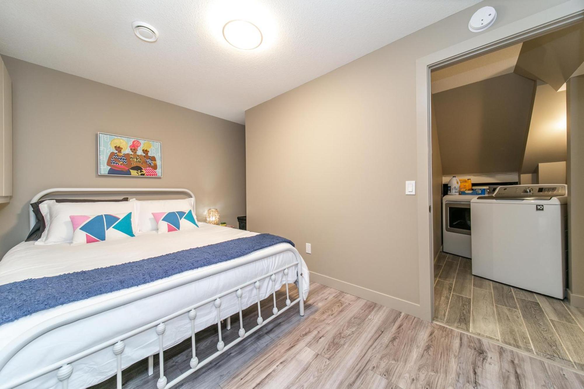 Stylish Chic Home - King Bed - Free Parking & Netflix - Fast Wi-Fi - Long Stays Welcome Edmonton Exterior photo