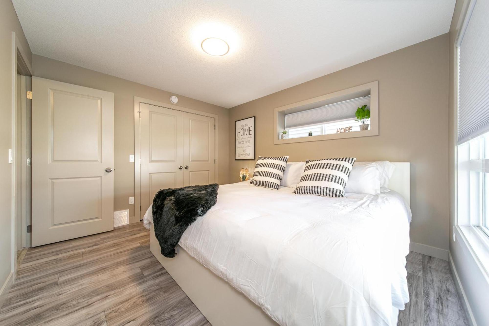 Stylish Chic Home - King Bed - Free Parking & Netflix - Fast Wi-Fi - Long Stays Welcome Edmonton Exterior photo