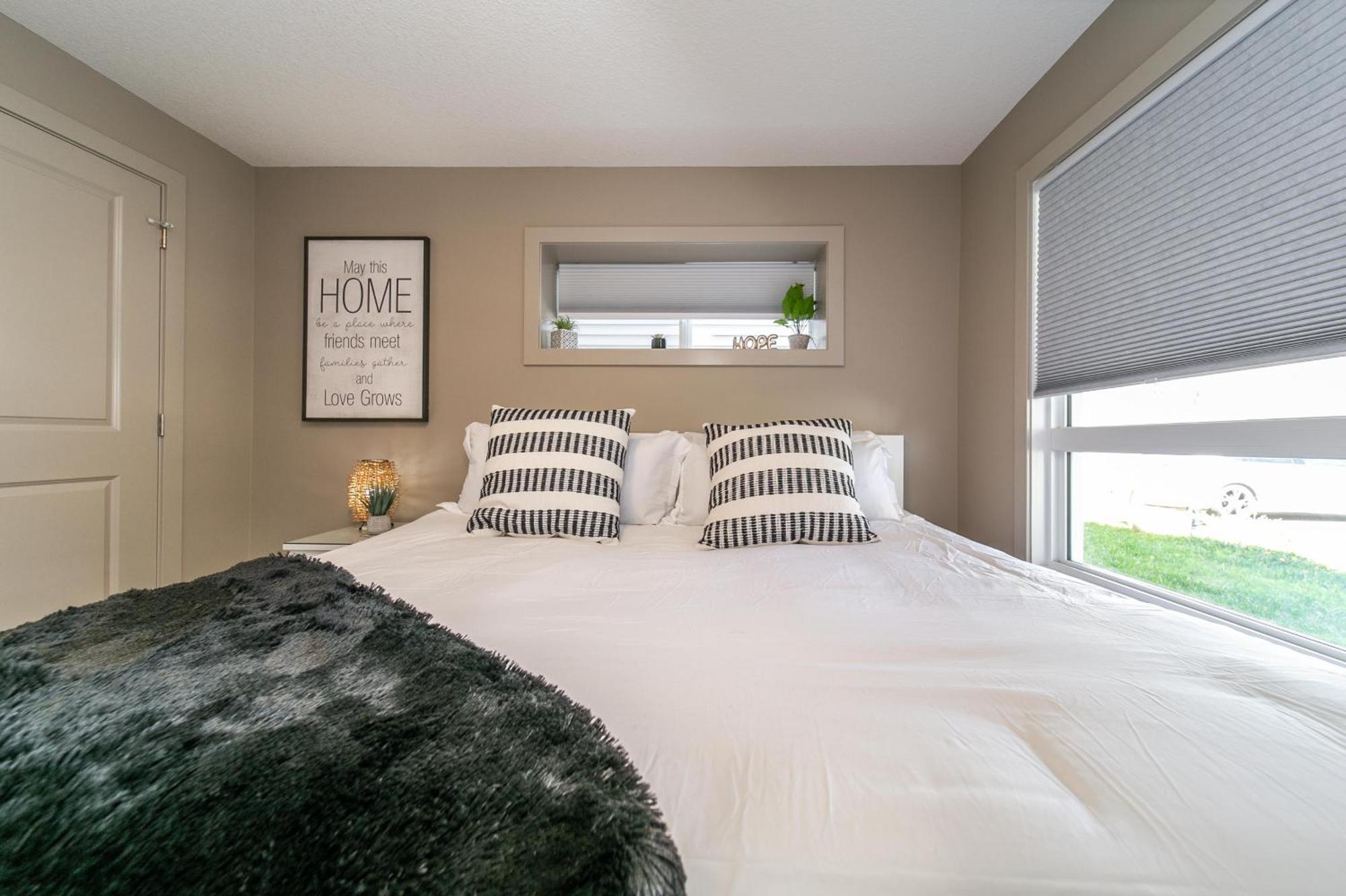 Stylish Chic Home - King Bed - Free Parking & Netflix - Fast Wi-Fi - Long Stays Welcome Edmonton Exterior photo