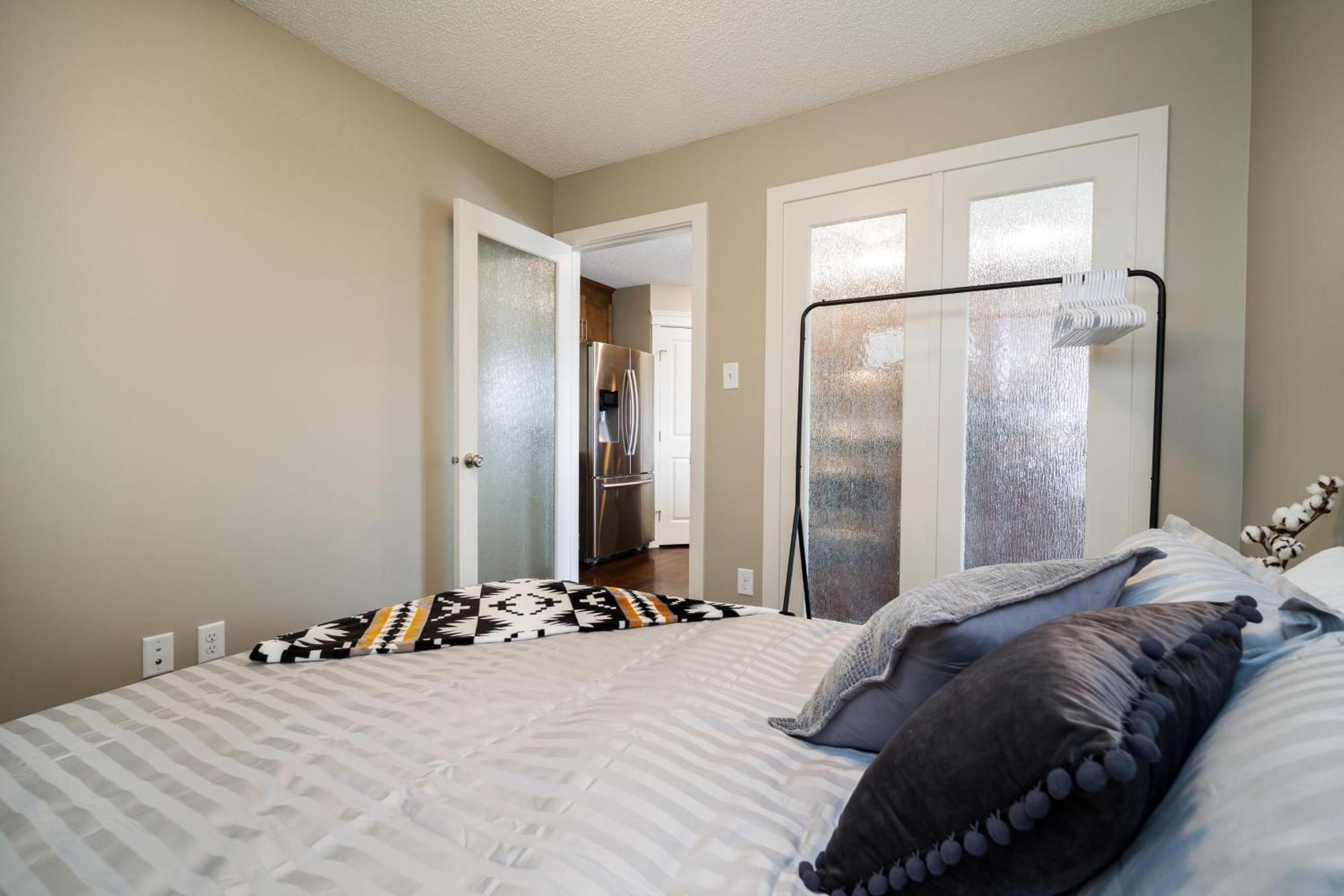 Stylish Chic Home - King Bed - Free Parking & Netflix - Fast Wi-Fi - Long Stays Welcome Edmonton Exterior photo