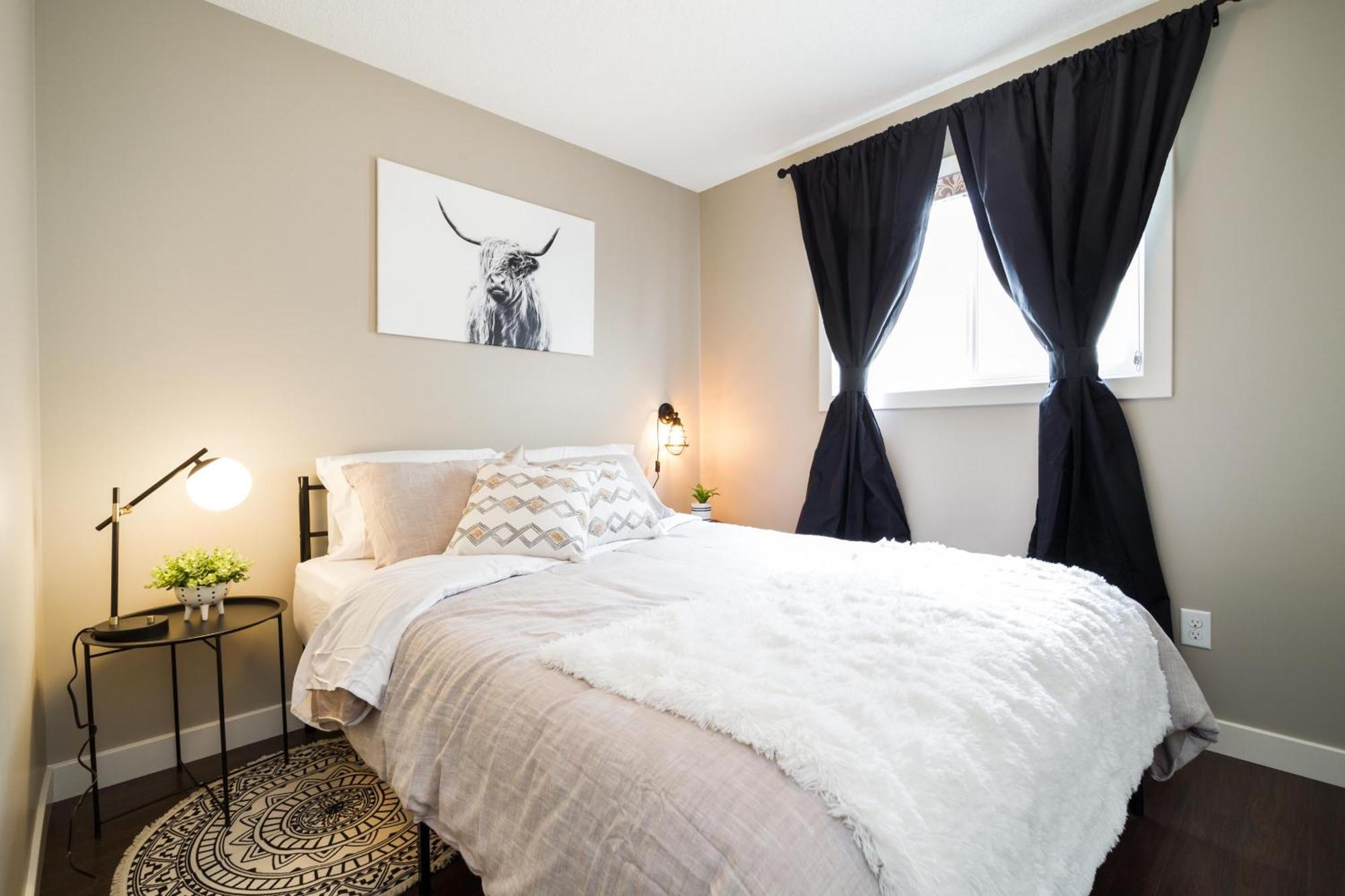 Stylish Chic Home - King Bed - Free Parking & Netflix - Fast Wi-Fi - Long Stays Welcome Edmonton Exterior photo