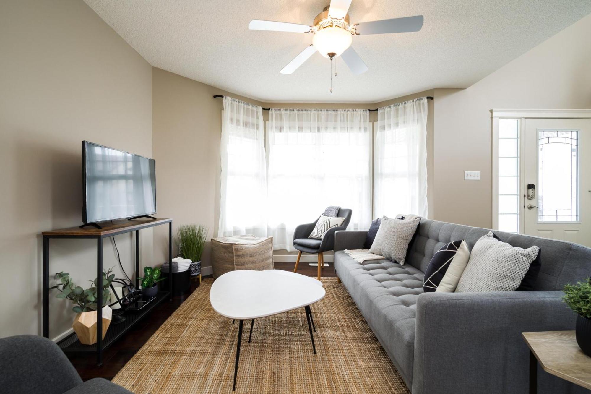 Stylish Chic Home - King Bed - Free Parking & Netflix - Fast Wi-Fi - Long Stays Welcome Edmonton Exterior photo