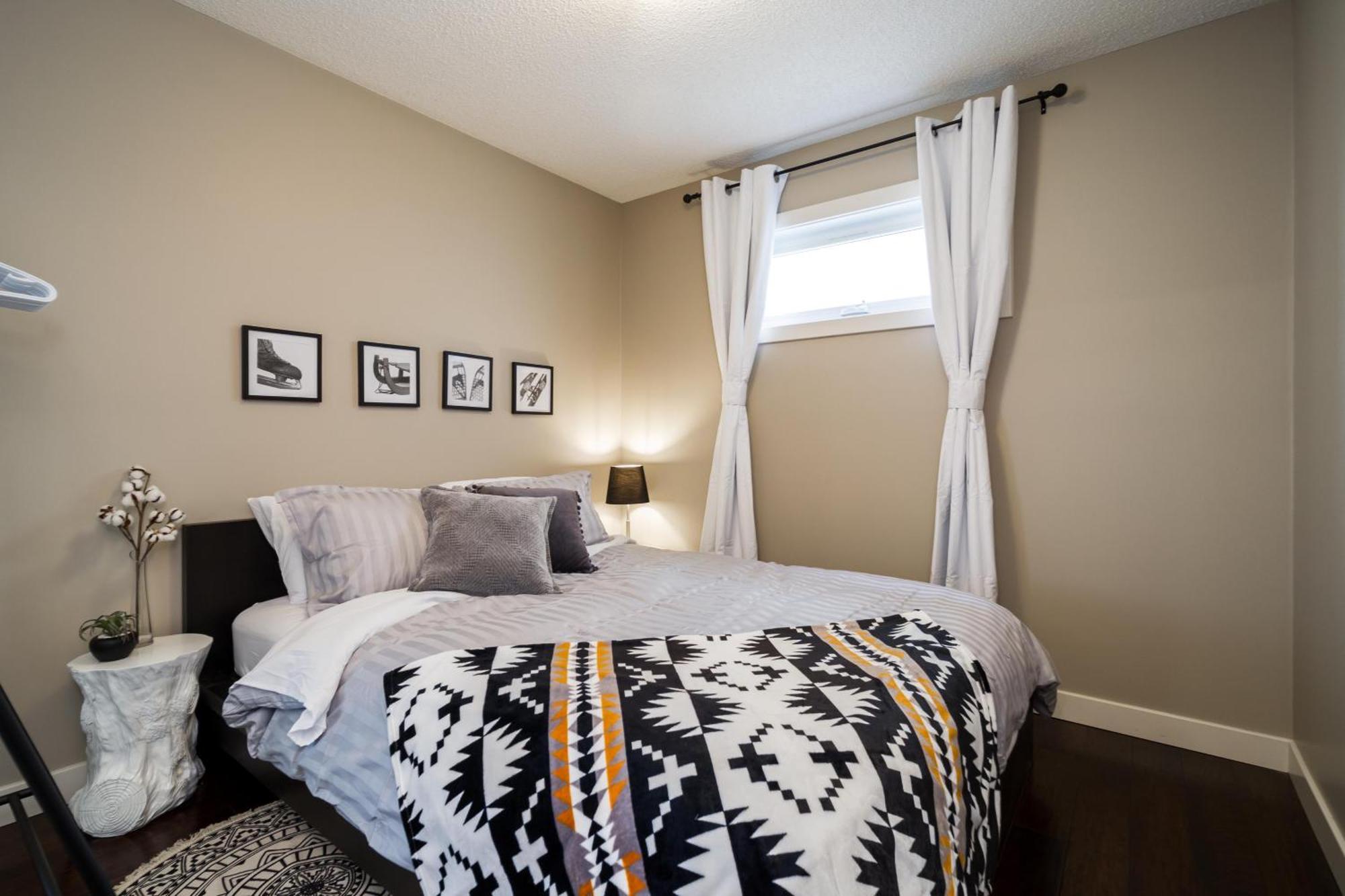 Stylish Chic Home - King Bed - Free Parking & Netflix - Fast Wi-Fi - Long Stays Welcome Edmonton Exterior photo