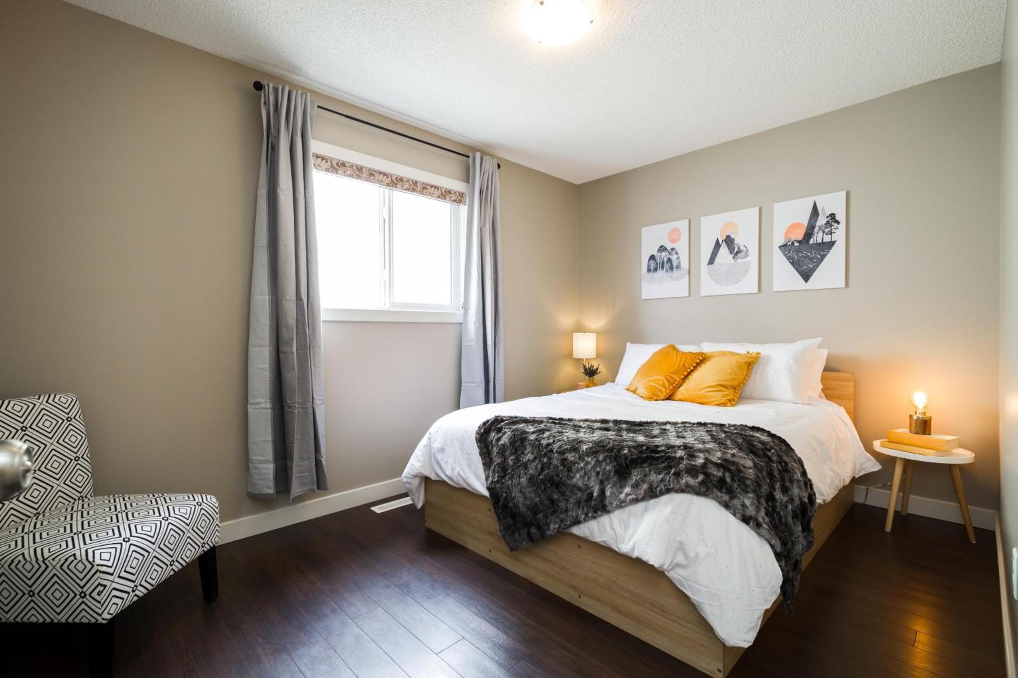 Stylish Chic Home - King Bed - Free Parking & Netflix - Fast Wi-Fi - Long Stays Welcome Edmonton Exterior photo